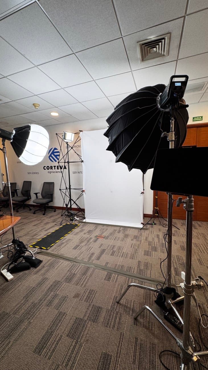 Set de retratos montado en oficina corporativa