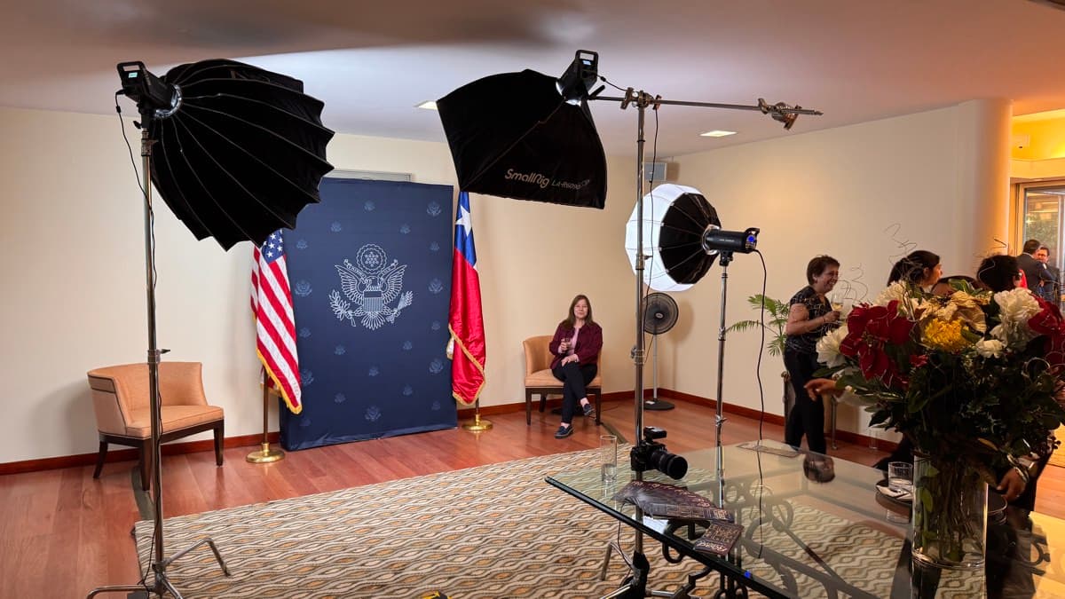 Sesión de retratos con fondo institucional y banderas