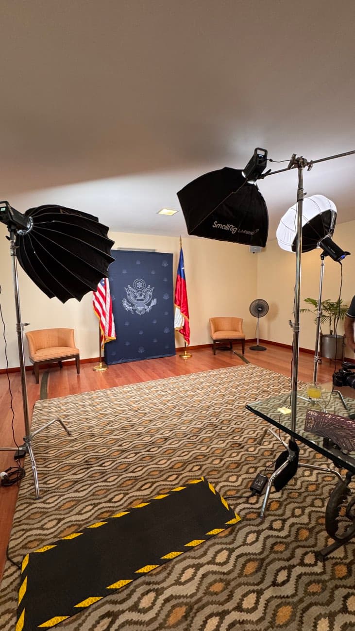 Set institucional montado con banderas y fondo azul