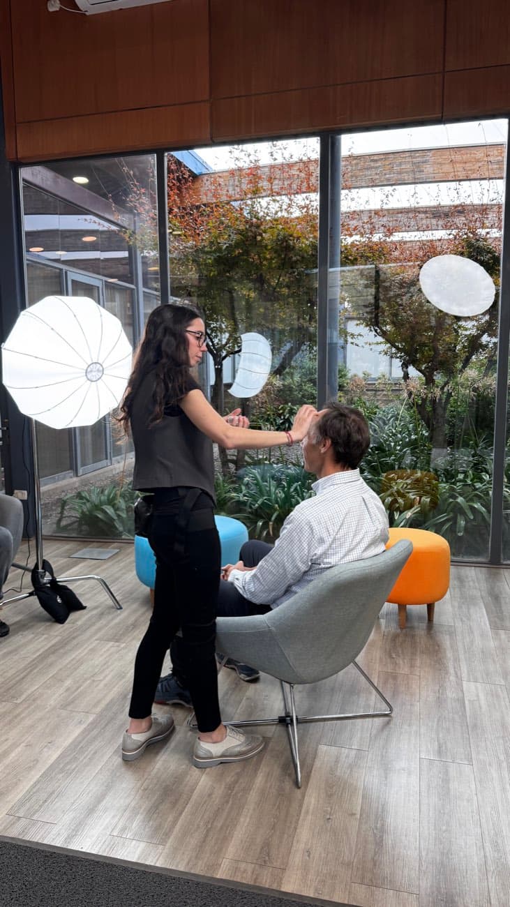 Maquillaje y últimos ajustes antes de la sesión