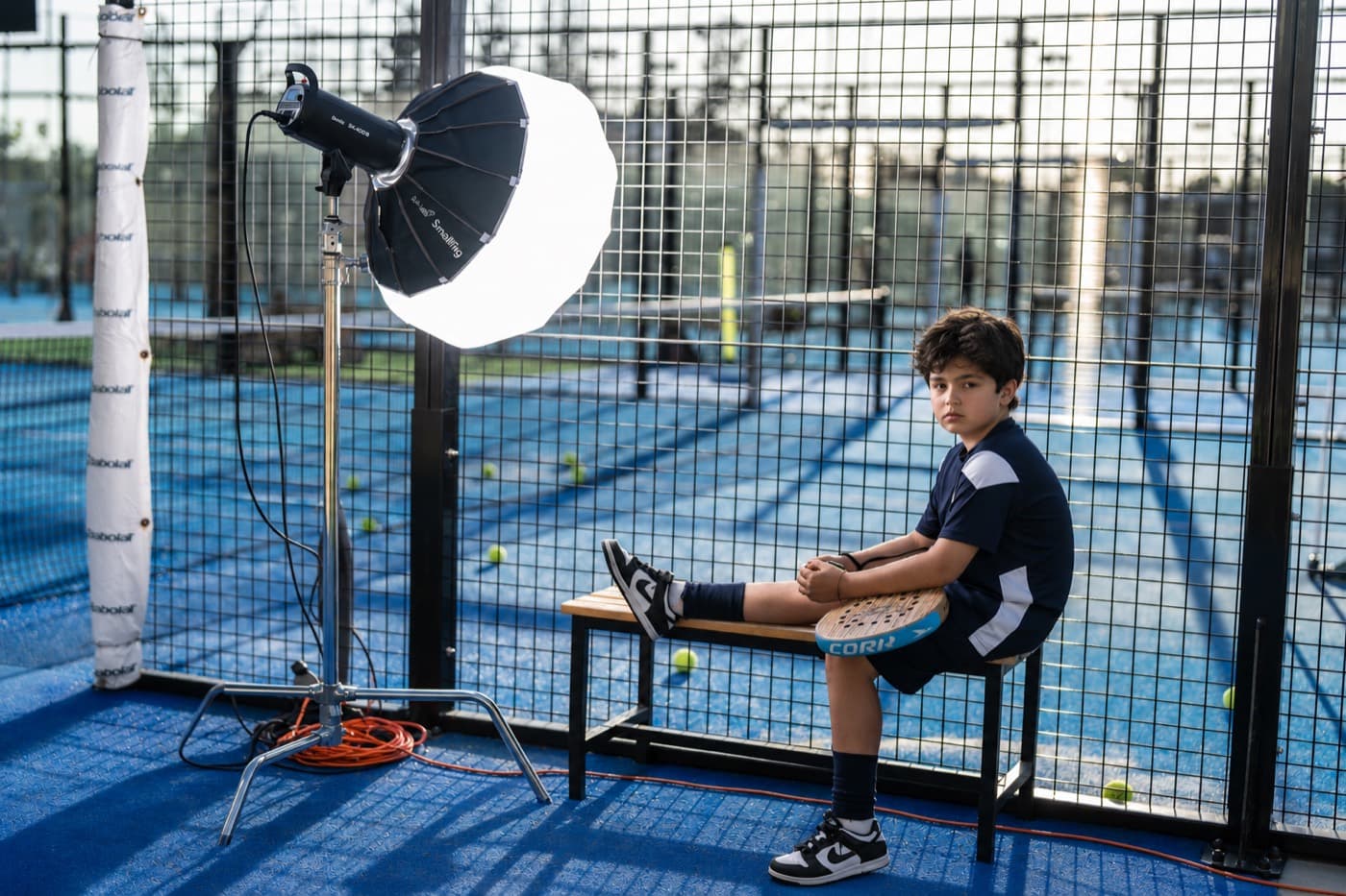 PhotoStudio móvil montado en cancha de pádel para una sesión de retratos