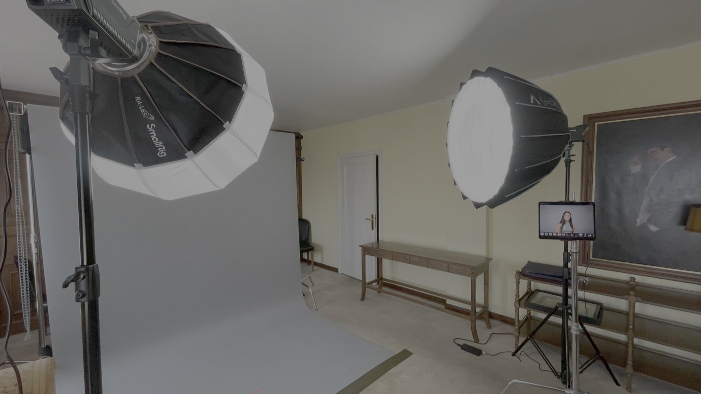 Set de estudio con ciclorama y luces montado en oficina